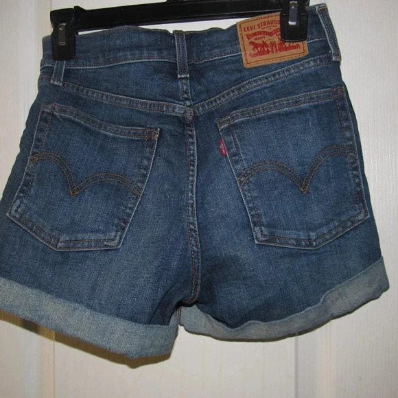 LEVI's Wedgie Short Cuffed Medium Wash Button Front Jean Shorts Size 26 - Picture 2 of 4